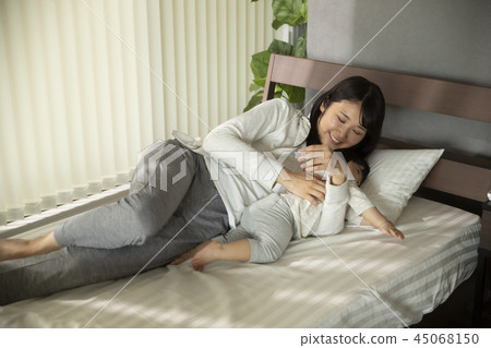 Mothers raging in bed Mothers raging in bed 45068150