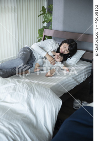 母親們在床上肆虐 母親們在床上肆虐 45068152