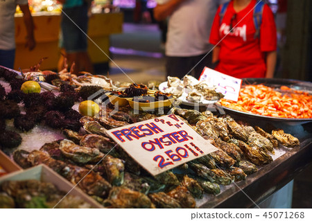 Selling oysters. La Boqueria market in Barcelona  45071268