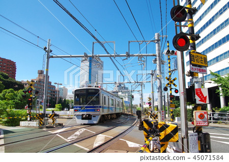 品川第一市（八山橋）十字路口的北鄉鐵路7300型7828編隊 45071584