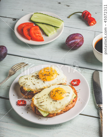 Sandwiches with vegetables and fried egg 45072311