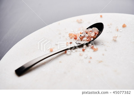 Spoon of pink himalayan salt 45077382