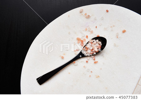 Spoon of pink himalayan salt 45077383
