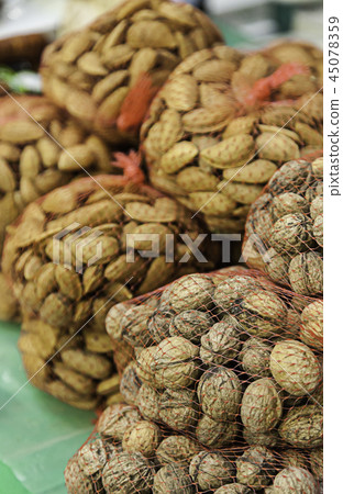 Walnuts and almonds 45078359