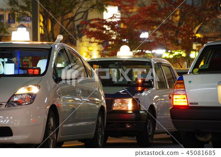 Waiting for taxis Taxis for empty cars Night view 45081685