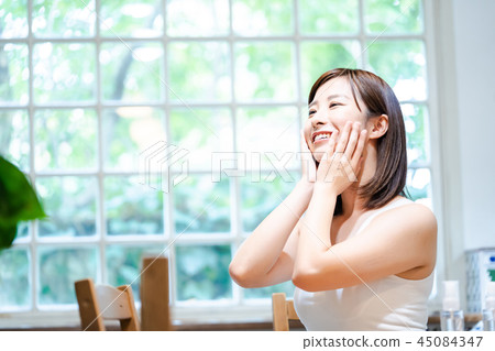 年輕的女士美容美容 年輕的女士美容美容 45084347