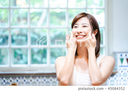 年輕的女士美容美容 年輕的女士美容美容 45084352