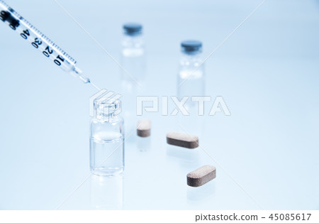 醫院用的醫療用品，注射器和藥瓶 45085617