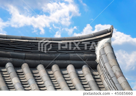 韓國傳統瓦片和剪影在清楚的藍天的背景中 45085660