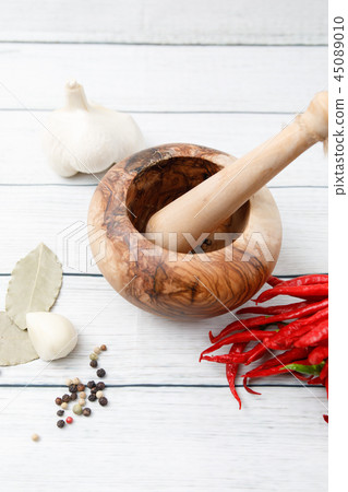 與橄欖香料研磨機的加香料的風景 45089010