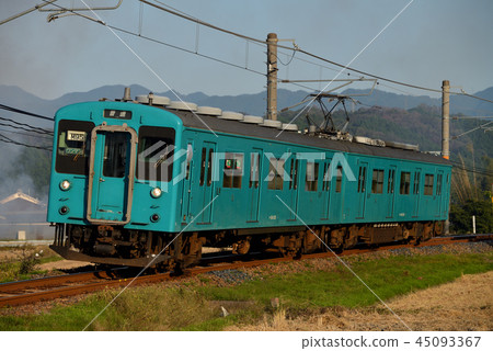 在和歌山線上運行的105系列普通兩車 45093367