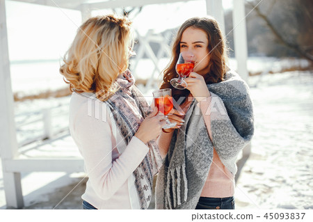 Mother witn daughter 45093837