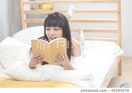 早起閱讀的美女 45095679