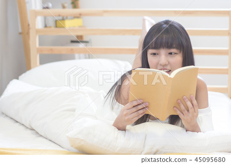 早起閱讀的美女 早起閱讀的美女 45095680