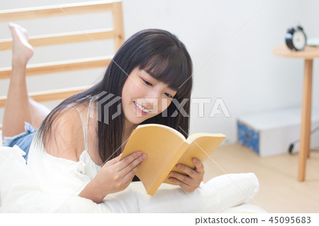 早起閱讀的美女 45095683