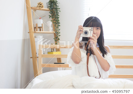 旅行中玩拍立得相機的美女 旅行中玩拍立得相機的美女 45095797