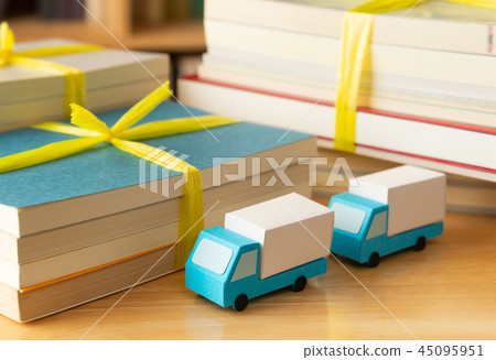 Discarded book Disposal Moving moving truck Business trip purchase Remains arrangement Collection of books Bookshelf Discarded book Disposal Moving moving truck Business trip purchase Remains arrangement Collection of books Bookshelf 45095951