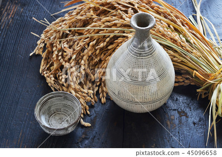 享受新的米飯和新的清酒 享受新的米飯和新的清酒 45096658