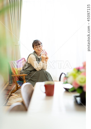 Woman room lifestyle 45097135