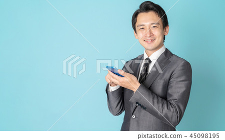 一個男人用智能手機 一個男人用智能手機 45098195