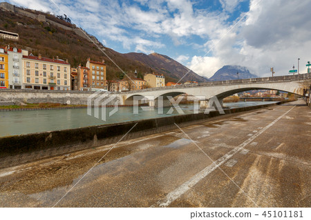 Grenoble. The city embankment. 45101181