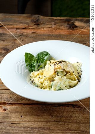 Cheese pasta with basil 45101352