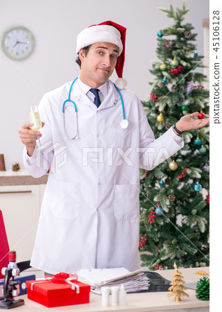 Doctor with gift box in the hospital 45106128