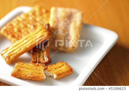 Assorted rice crackers 45106623