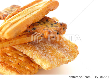 Overlapping rice crackers 45106865