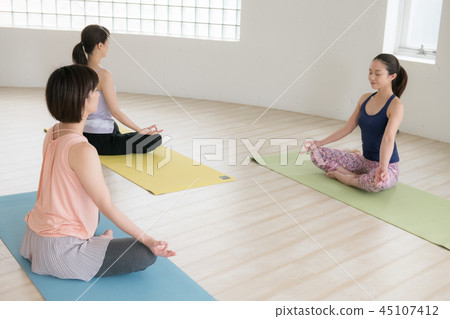 採取瑜伽教訓的年輕日本婦女在瑜伽演播室 45107412