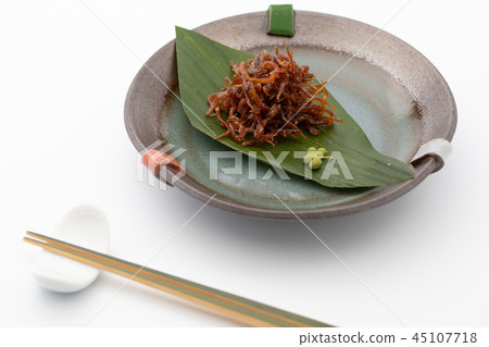 Cooking boiled squid 45107718