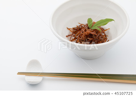 Cooking boiled squid 45107725