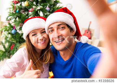 Young couple celebrating christmas at home 45108026