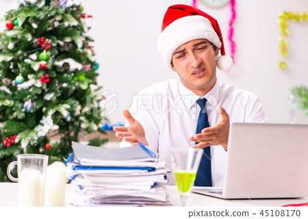 Employee businessman celebrating christmas in office 45108170