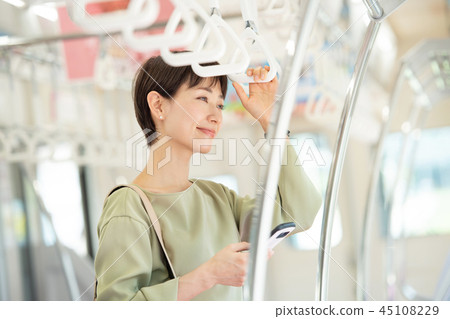 Commercial woman train commuting photography cooperation: Keio Electric Railway Co., Ltd. 45108229