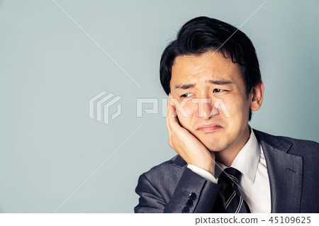 Toothache man 45109625