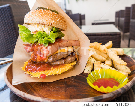 A hearty bacon, lettuce and cheeseburger 45112023