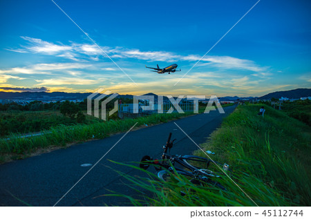 伊丹機場14號噴氣式客機運行，黃昏降落姿勢 45112744
