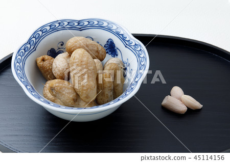 Raw peanuts in a bowl 45114156