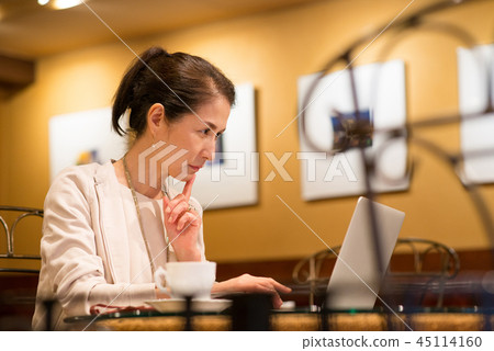 Middle business woman cafe image Middle business woman cafe image 45114160