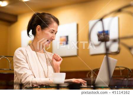 Middle business woman cafe image Middle business woman cafe image 45114162