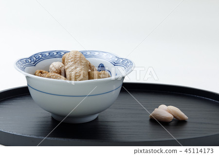 Raw peanuts in a bowl 45114173