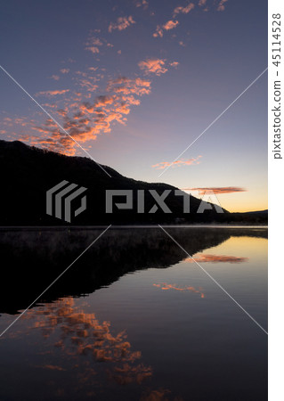 富士山來自未知的Lake Shoin湖 富士山來自未知的Lake Shoin湖 45114528