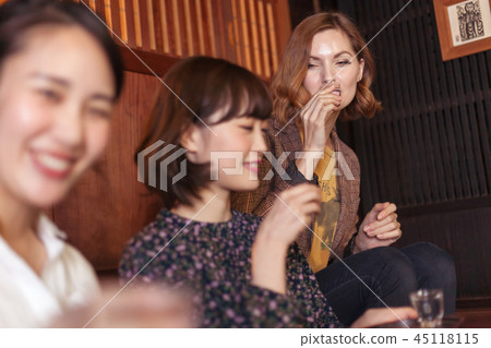 Comparison of drinking Women's trip sake 45118115