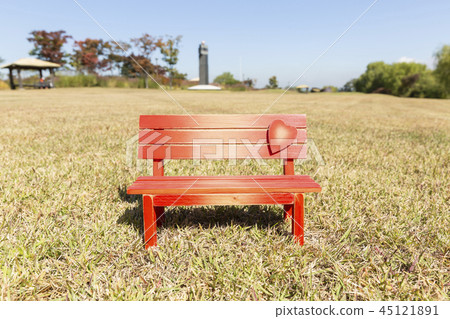 板凳，椅子，長椅，公園椅，公園長椅，戶外椅，戶外公園，綠草，綠色公園，公園，戶外，草坪 45121891