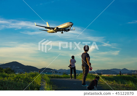 與伊丹機場相反的噴氣式飛機和Inawa河河床的風景 與伊丹機場相反的噴氣式飛機和Inawa河河床的風景 45122070