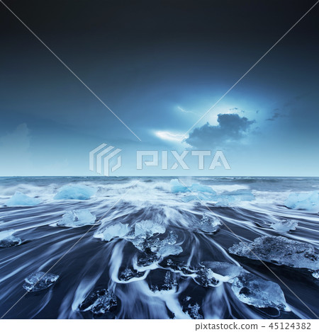 Icebergs floating in Jokulsarlon glacial lake Icebergs floating in Jokulsarlon glacial lake 45124382
