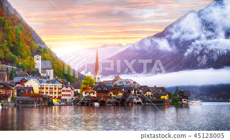 Scenic view of famous Hallstatt mountain village 45128005