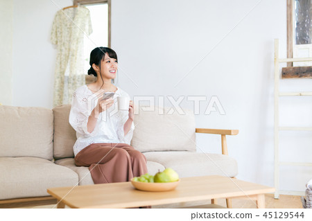 Woman living smartphone 45129544