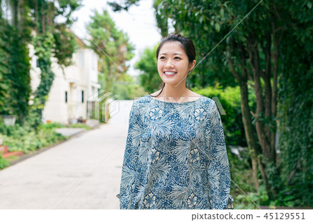 Women go out 45129551